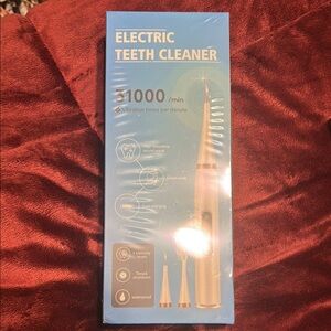 Electric toothbrush with 2 head brushes NWT